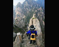 Der Berg Huangshan in der ostchinesischen Provinz Anhui ist einer der zehn bekanntesten chinesischen Landschaften. Er wurde 1990 als einer der 14 Weltnatur- und Kulturerben gelistet. Der Huangshan ist durch die vier Wunder charakterisiert, nämlich selten geformte Pinien, groteske Felsformationen, Wolkenmeere und kristallklare heiße Quellen. [China.org.cn]