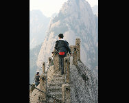 Der Berg Huangshan in der ostchinesischen Provinz Anhui ist einer der zehn bekanntesten chinesischen Landschaften. Er wurde 1990 als einer der 14 Weltnatur- und Kulturerben gelistet. Der Huangshan ist durch die vier Wunder charakterisiert, nämlich selten geformte Pinien, groteske Felsformationen, Wolkenmeere und kristallklare heiße Quellen. [China.org.cn]