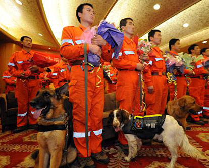 Der chinesische stellvertretende Ministerpräsident Hui Liangyu hat sich mit allen Mitgliedern des chinesischen Rettungsteams getroffen. Dabei würdigte er den Einsatz des Teams und ermunterte die Retter dazu, auch in Zukunft große Beiträge in der Katastrophenbekämpfung zu leisten.