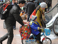 Eine Familie auf dem Westbahnhof Beijings