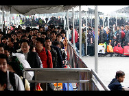 Viele Passagiere in Xi'an kaufen bei einer Busstation Fahrkarten für Überlandbusse.  