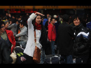 Ein Mädchen sucht nach einem Reisepartner auf dem Bahnhof von Chengdu, der Hauptstadt der südwestchinesischen Provinz Sichuan.  