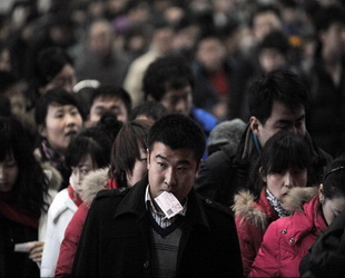 Auf dem Bahnhof von Shenyang, der Hauptstadt der nordostchinesischen Provinz Liaoning, warten die Passagiere darauf, in die Züge einzusteigen. Zum diesjährigen Frühlingsfest werden vom 30. Januar bis zum 10. März 2010 schätzungsweise rund 210 Millionen Chinesen per Bahn fahren.