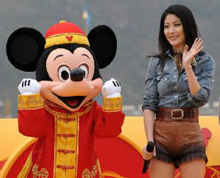 Die Unterhaltungskünstlerin Kelly Chen wohnt einer Aufführung anlässlich des Chinesischen Frühlingsfestes im Disneyland Hong Kong bei, 4. Februar 2010.