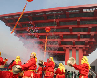 Der chinesische Pavillon auf der Shanghaier Expo ist am Montag fertig gestellt worden. Bald wird die Weltausstellung 2010 in Shanghai eröffnet. Mit einer Fläche von 160.000 Quadratmetern und einer Höhe von 69 Metern gehört der China-Pavillon zu den größten.