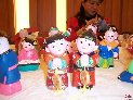 Die Jahrmärkte sind eine besondere historische Attraktion geworden und spielen bei der Verbreitung der traditionellen chinesischen Volkskultur eine wichtige Rolle. (Die Lehmfiguren wollen sie nicht mehr aus der Hand geben.)