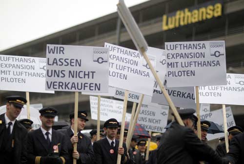 Piloten des deutschen Konzerns Lufthansa haben ihre Zustimmung gegeben, den Streik vorläufig auszusetzen und Verhandlungen zwischen der Gewerkschaft und dem Unternehmen sofort starten zu lassen. Dies bestätigte ein deutsches Arbeitsgericht am Montag. Piloten des deutschen Konzerns Lufthansa haben ihre Zustimmung gegeben, den Streik vorläufig auszusetzen und Verhandlungen zwischen der Gewerkschaft und dem Unternehmen sofort starten zu lassen. Dies bestätigte ein deutsches Arbeitsgericht am Montag.