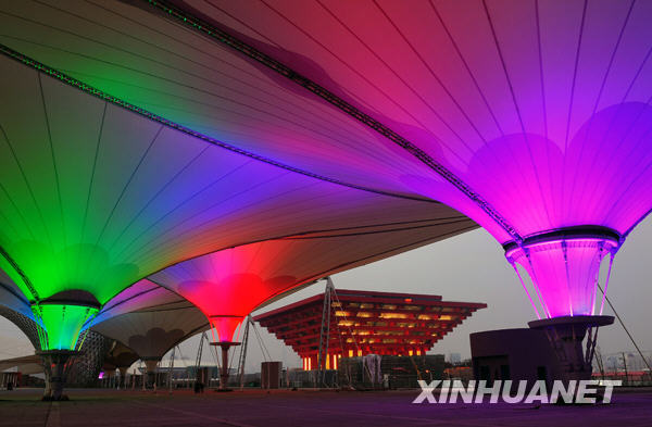 Die Shanghaier Expo ist zum ersten Mal in einem Lichtermeer versunken. Das Weltausstellungsgelände wurde bei einem ersten offiziellen Test der Lampen beleuchtet.