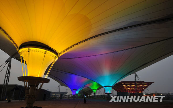 Die Shanghaier Expo ist zum ersten Mal in einem Lichtermeer versunken. Das Weltausstellungsgelände wurde bei einem ersten offiziellen Test der Lampen beleuchtet.