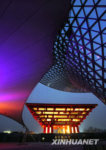 Die Shanghaier Expo ist zum ersten Mal in einem Lichtermeer versunken. Das Weltausstellungsgelände wurde bei einem ersten offiziellen Test der Lampen beleuchtet.