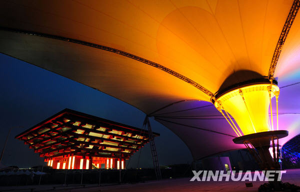 Die Shanghaier Expo ist zum ersten Mal in einem Lichtermeer versunken. Das Weltausstellungsgelände wurde bei einem ersten offiziellen Test der Lampen beleuchtet.