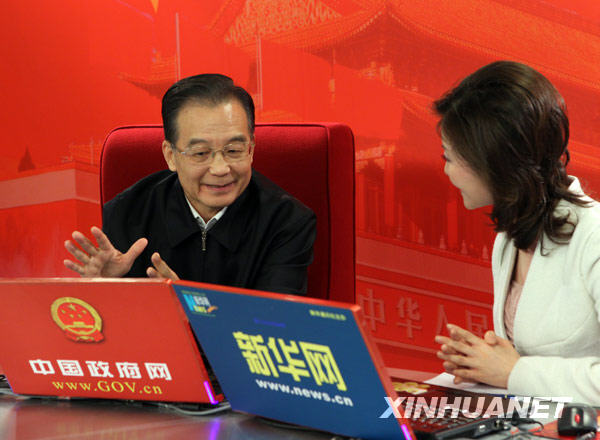 Der chinesische Ministerpräsident Wen Jiabao hat sich am Samstag auf der Webseite der chinesischen Regierung und der Nachrichtenagentur Xinhua mit Internetfreunden online unterhalten.Im Fokus standen Wirtschaftsentwicklung und die Regulierung der Immobilienpreise.