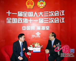 Vor dem Beginn der Eröffnungsfeier der 3. Tagung des 11. NVK trafen sich Zhao Qizheng, der Pressesprecher der PKKCV und Huang Youyi, der Vizeleiter der CIPG, im Übertragungsstudio von China.org.cn.