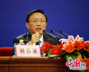 Am 7. März um 10.00 Uhr wurde in der Großen Halle des Volkes eine NVK-Pressekonferenz abgehalten. Chinas Außenminister Yang Jiechi hat Fragen zur Außenpolitik Chinas und zu den auswärtigen Beziehungen beantwortet.