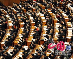 Heute um 15 Uhr fand die 3. Plenarsitzung der 3. Tagung des 11. Nationalen Volkskongresses (NVK) statt. Dabei legte Wu Bangguo den Tätigkeitsbericht im Namen des Ständigen Ausschusses des NVK vor.