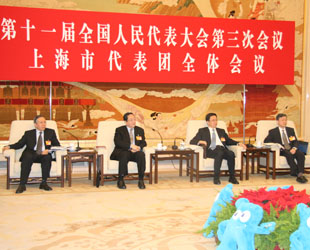 Der Sekretär des Stadtkomitees der Kommunistischen Partei (KP) Chinas von Shanghai, Yu Zhengsheng, und der Shanghaier Bürgermeister, Han Zheng, haben am Sonntag in Beijing die Fragen, wie man es schafft, dass die Bürger die Regierung kritisieren und beobachten können, beantwortet.