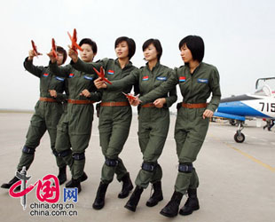 China hat zum ersten Mal Frauen in sein Weltraumprogramm aufgenommen. Eines der Auswahlkriterien war, dass die Frauen verheiratet sein und bereits Kinder haben mussten.