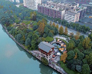 Die Stadt Chengdu, Hauptstadt der Provinz Sichuan, wird einen Feuchtgebietpark auf der Expo 2010 errichten, der Erde und Vegetation nutzt, um Regenwasser zu reinigen. Der Park wird das Vorzeigeprojekt der Stadt für die Besten Urbanen Innovationen sein.