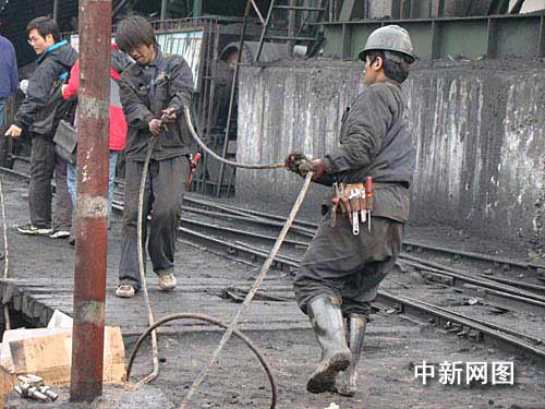 Zwei Tage nach der Überflutung eines Kohlebergwerks im Norden Chinas wird die Hoffnung für 153 eingeschlossene Bergleuten immer kleiner. Die Hilfskräfte kämpfen gegen die Zeit.