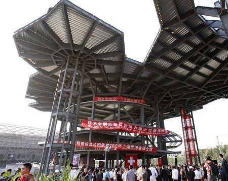 Der Expo-Pavillon der Schweiz ist am Sonntag in Shanghai der Öffentlichkeit präsentiert worden. Das Thema der Schweizer lautet 'Interaktion zwischen Städten und Dörfern'. In dem 4.000 Quadratmeter großen Pavillon kann man beispielsweise mit einer speziellen Seilbahn das Dach des Gebäudes erreichen, eine symbolische Fahrt von der Stadt aufs Land also.