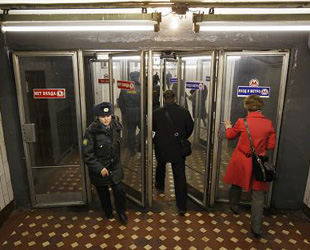 Die Moskauer U-Bahn ist laut der zuständigen Behörde seit Montagnachmittag wieder in Betrieb, einschließlich der vom Bombenanschlag betroffenen U-Bahnstationen 'Lubyanka' und 'Cultural Park'.