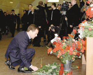 Russland werde den Terrorismus auch in Zukunft konsequent bekämpfen. Dies erklärte der russische Präsident Dimitri Medwedew am Montag auf der außerordentlichen Pressekonferenz, die nach den Explosionen in der Moskauer U-Bahn einberufen worden war.