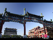 Die Qianmen Straße, die im Süden des Tian‘anmen-Platzes liegt, verläuft von Norden nach Süden und kreuzt den berühmten Dazhalan Hutong, wo sich traditionelle chinesische Medizinläden, feine Seidenkleider und Handarbeiten ansässig sind. Die Straße war eine wichtige Straße für Geschäfts und Unterhaltung im 20. Jahrhunderts. [Foto: Lin Jinsong]