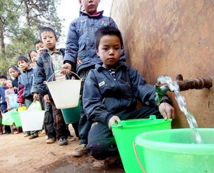 Die Bemühungen der chinesischen Regierung haben die Trinkwasserknappheit in den von der Dürre betroffenen Gebieten gelindert, und die Dürre ist nicht schwer genug, als dass die Bewohner in andere Gebiete gebracht werden.