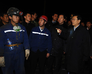 Nach Berichten des China News Services (CNS) haben der chinesische Staatspräsident Hu Jintao und Ministerpräsident Wen Jiabao gefordert, die 38 vermissten Bergleute des Grubenunfalls von Shanxi weiter zu suchen und retten.