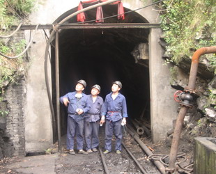 Die chinesische Regierung rief am Mittwoch Sicherheitskontrolleure für Minen zu sich. Diese sollen in einer landesweiten Kampagne Sicherheitsverletzungen in Bergwerken und an anderen gefährlichen Arbeitsplätzen untersuchen, um weiteren Unglücken vorzubeugen.