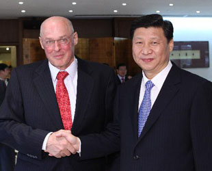 Der chinesische Vizestaatspräsident Xi Jinping (rechts) trifft sich mit dem ehemaligen US-Finanzminister Henry Paulson, der zum Vorstandsmitglied des Bo'ao-Asien-Forums in Bo'ao, einer malerischen Stadt in der südchinesischen Provinz Hainan, gewählt wurde (9. April 2010).