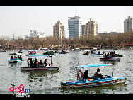 Der Yuyuantan Park befindet sich am südlichen Ende der Sanlihe Straße in Beijing. Der Haupteingang liegt direkt gegenüber von der südlichen Straße des Mondaltars (Yuetan Nanjie). Es ist Kirschblütenzeit und das bedeutet Festzeit. Anfang April sind die Kirschblüten im Yuyuantan Park ein beliebtes Fotomotiv. (Foto: Jia Liang).