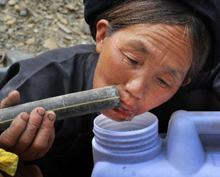 Nachdem eine schwere Dürre Südwestchina seit Oktober heimgesucht hatte und zu schweren Trinkwasserengpässen bei Menschen und Rindern führte, ließ die örtliche Polizei Kilometer lange Wasserleitungen bauen.