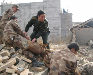 Ein Erdbeben der Stärke 7,1 auf der Richterskala hat um 7,49 Uhr am 14. April den Kreis Yushu im Tibetischen Autonomen Bezirk Yushu in der nordwestchinesischen Provinz Qinghai erschüttert. Die lokalen Truppen haben sich neben der Selbstrettung auch aktiv an der Rettungsarbeit der lokalen Bewohner beteiligt.