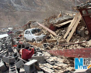Das Bild zeigt die beim Erdbeben eingestürzten Häuser und ein beschädigtes Auto (14. April 2010). Um 7.49 Uhr des selben Tages hat ein Erdbeben der Stärke 7.1 auf der Richterskala den Kreis Yushu im Tibetisch-Autonomen Bezirk Yushu in der nordwestchinesischen Provinz Qinghai erschüttert. Fast alle Häuser aus Erde und Holz sind eingestürzt.