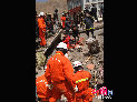 Nach dem Erdbeben haben Feuerwehrleute gestern in den Ruinen einen verborgenen Mann gerettet.