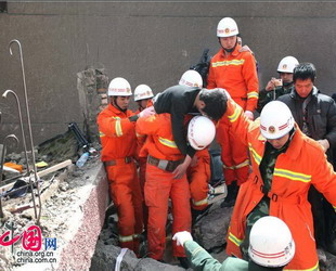 Nach dem Erdbeben haben Feuerwehrleute gestern in den Ruinen einen verborgenen Mann gerettet.