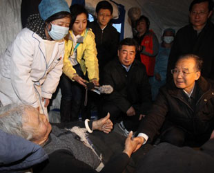 Chinas Ministerpräsident Wen Jiabao kam am Donnerstag im Kreis Yushu der Provinz Qinghai an. Dort informiert er sich über die Erdbebenkatastrophe, besucht die Menschen im Katastrophengebiet und gibt Hinweise für die Hilfsaktionen.