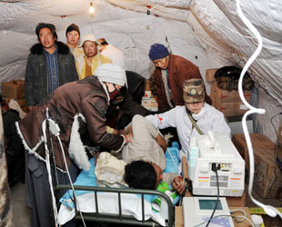 Nach dem Erdbeben in Yushu, Provinz Qinghai, sind zehn medizinische Rettungsteams aus verschiedenen Regionen Chinas im Erdbebengebiet eingetroffen. Dort haben sie vorläufige Behandlungsstätten eingerichtet, um die im Erdbeben leicht verletzten vor Ort zu behandeln.