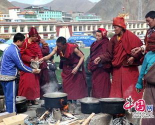 Die Mönche einer buddhistischen Schule geben in der Gemeinde Jiegu Reisbrei an die Erdbebenopfer aus (16. April 2010).