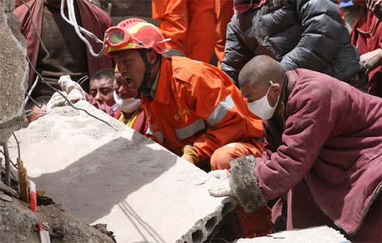 Ein 13-jähriges tibetisches Mädchen wird von Mönchen des Yushu Jiegu-Tempels und China International Search aus den Trümmern gerettet.