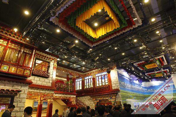 Die Pavillons der chinesischen Provinzen auf der Expo 2010 werden in buntes Licht getaucht. Kurz vor der Eröffnung der EXPO in Shanghai schalteten die Techniker am Samstagabend alle Beleuchtungsanlagen der Pavillons ein. Während dieses Tests verwandelten sich die Gebäude in spektakuläre bunte Lichtkunstwerke.