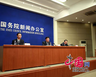 Die Zuständigen des Ministeriums für Industrie und Information haben am Montag auf einer Pressekonferenz die Presse über die Versorgung im Erdbebengebiet Yushu in der Provinz Qinghai informiert.