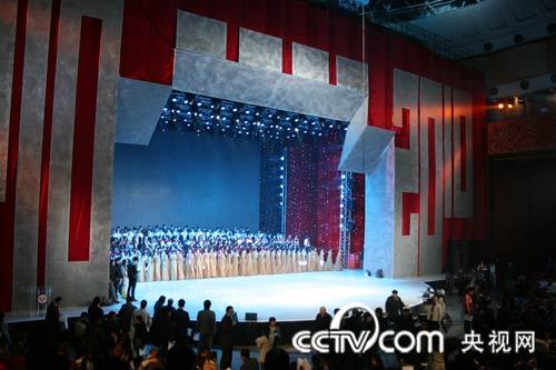 Ein Kulturabend ist am Dienstagabend in Beijing veranstaltet worden, dessen Erlös den Erdbebenopfer in der südwestchinesischen Provinz Sichuan zu Gute kommt. Nach einer Statistik hat man dabei rund 2.175 Miiliarden Yuan für die Erdbebenopfer gespendet.