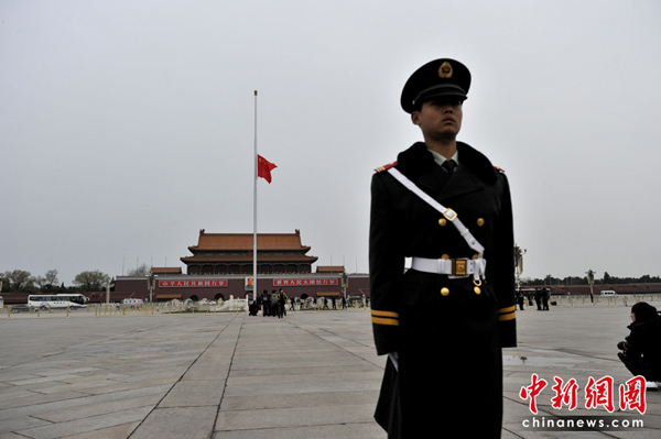 Heute Morgen um 5.30 Uhr wurde nach der normalen Zeremonie beim Fahnenhissen die Staatsflagge auf halbmast gesetzt. Damit wird das tiefempfundenes Beileid aller Nationalitäten in China für die Erdbebenopfer in Yushu, Provinz Qinghai, auszudrücken.