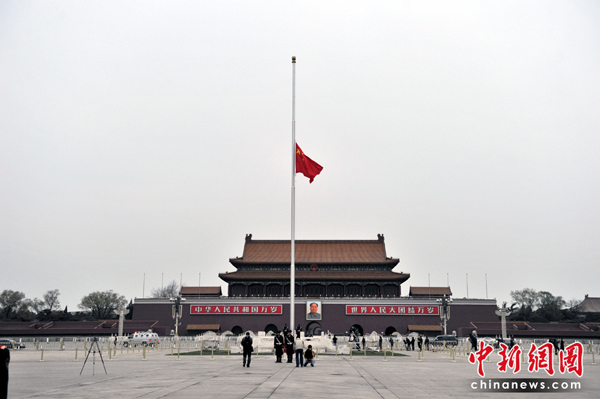 Heute Morgen um 5.30 Uhr wurde nach der normalen Zeremonie beim Fahnenhissen die Staatsflagge auf halbmast gesetzt. Damit wird das tiefempfundenes Beileid aller Nationalitäten in China für die Erdbebenopfer in Yushu, Provinz Qinghai, auszudrücken.