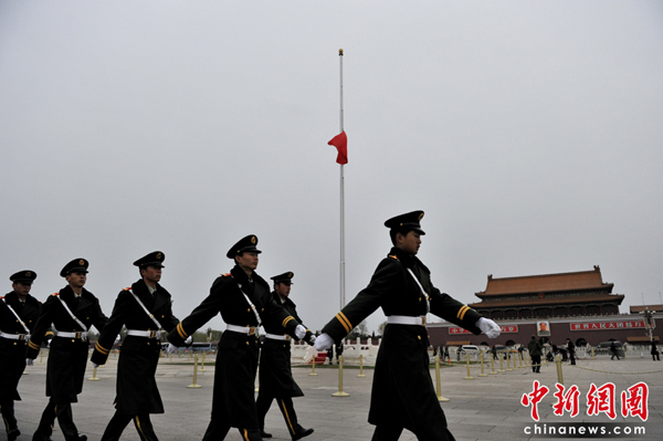 Heute Morgen um 5.30 Uhr wurde nach der normalen Zeremonie beim Fahnenhissen die Staatsflagge auf halbmast gesetzt. Damit wird das tiefempfundenes Beileid aller Nationalitäten in China für die Erdbebenopfer in Yushu, Provinz Qinghai, auszudrücken.