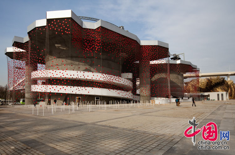Der schweizerische Pavillon auf der Expo 2010 in Shanghai ist am Dienstag, dem ersten Tag des Testlaufes dieser Veranstaltung, fertig gestellt worden. Mit einer interaktiven und intelligenten Fassade lenkte der Pavillon die Aufmerksamkeit aller Besucher im Ausstellungsgebiet auf sich.