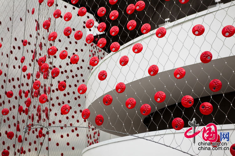 Der schweizerische Pavillon auf der Expo 2010 in Shanghai ist am Dienstag, dem ersten Tag des Testlaufes dieser Veranstaltung, fertig gestellt worden. Mit einer interaktiven und intelligenten Fassade lenkte der Pavillon die Aufmerksamkeit aller Besucher im Ausstellungsgebiet auf sich.