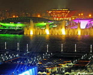 Das Foto vom 17. April 2010 zeigt eine Gruppe von dauerhaften Pavillons, die im Shanghaier Expo-Park beim Testbetrieb von dem Musikwasservorhang bestrahlt werden.